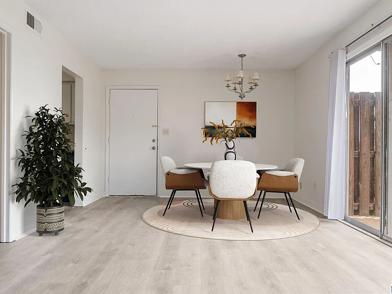 2409 Arlington Cres #D — Photo 8