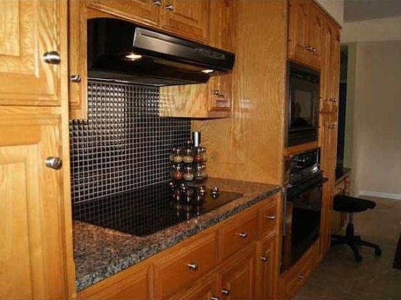 3rd image of 11905 Oakwood Dr