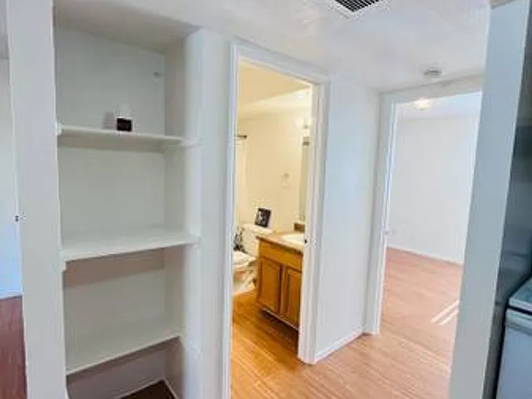 Kelso Vista Apartments — Photo 7