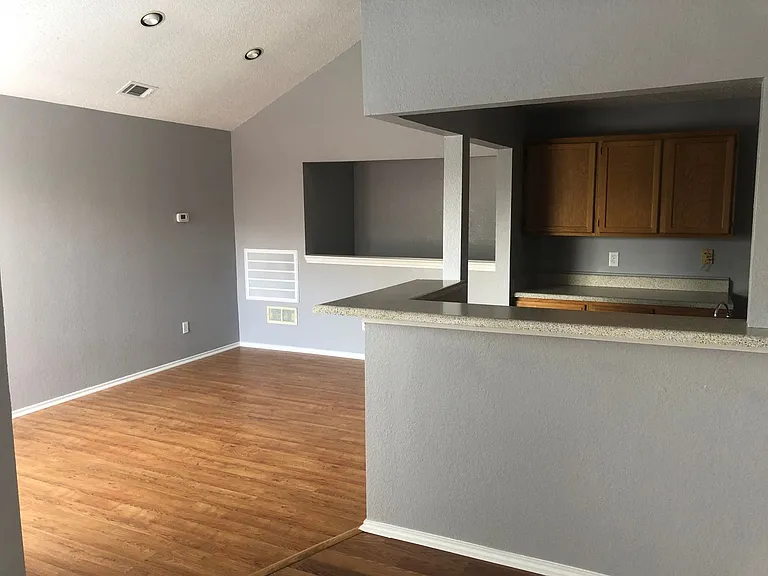1002 Alameda Dr — Photo 8
