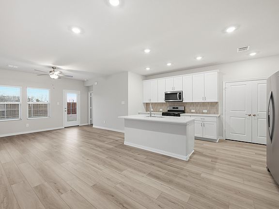 3rd image of 1720 Arches Rd