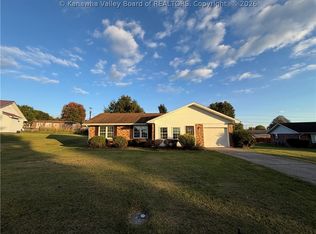 706 Fitzhugh St, Ravenswood, WV 26164