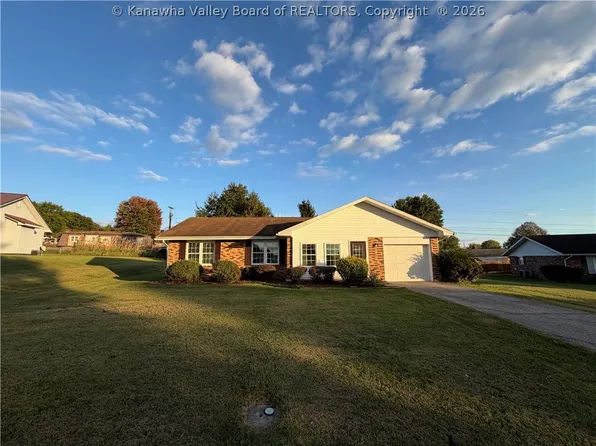 706 Fitzhugh St, Ravenswood, WV 26164