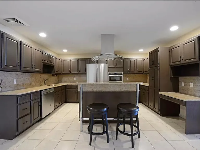 300 Gorge Rd #2 — Photo 1