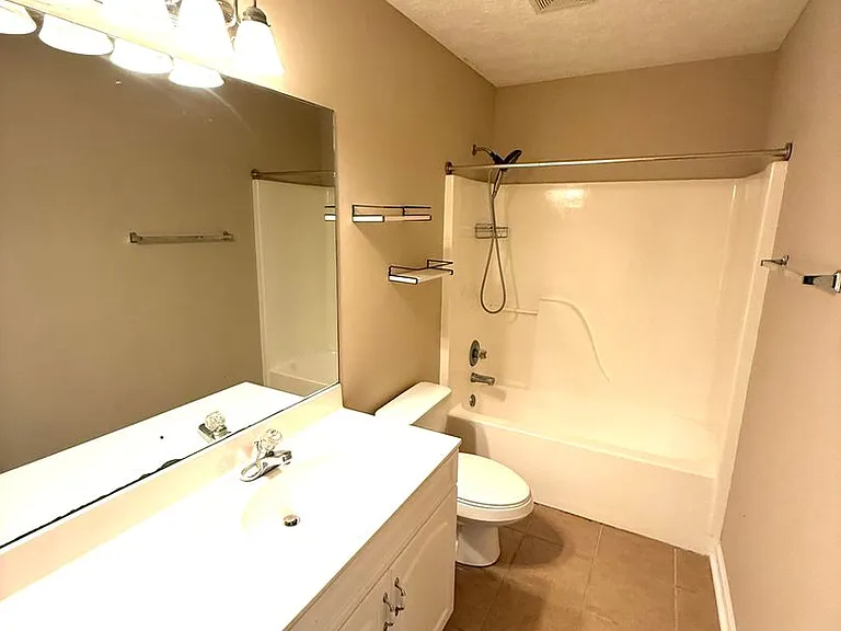 9400 Colleton Ct — Photo 11