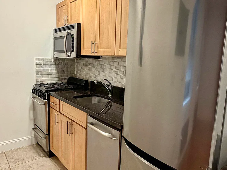 216 E 28th St #2DR — Photo 4