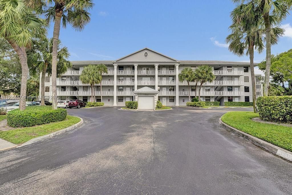 1502 Whitehall Dr APT 305