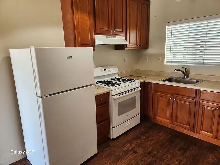 Las Flores Apartments — Photo 5