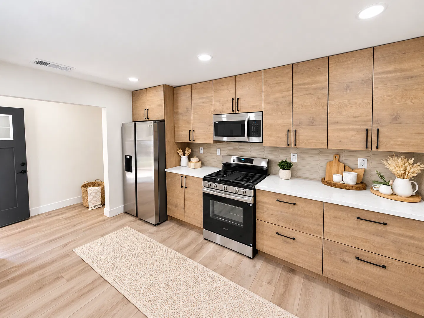 Minutes from Campus with Scenic Overlook Views! 6 Bed! — Photo 3