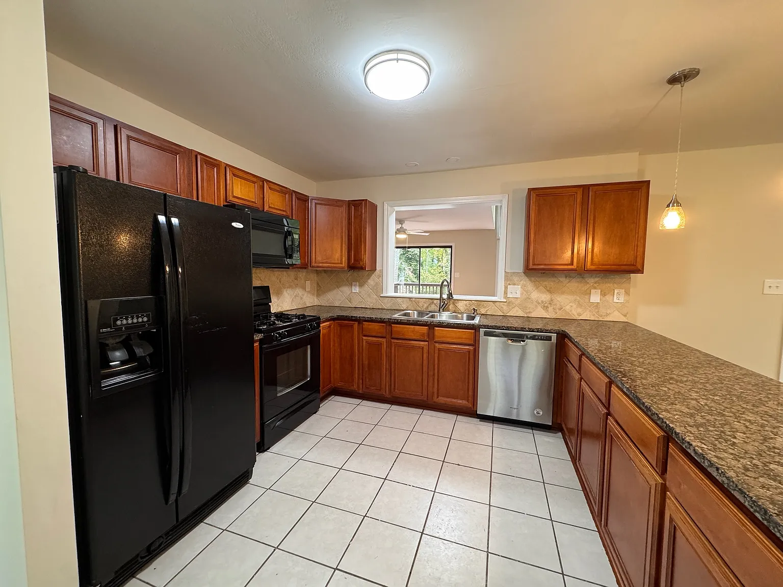 4 bed, 3.5 bath, 1976 sqft, $3,200 — Photo 2