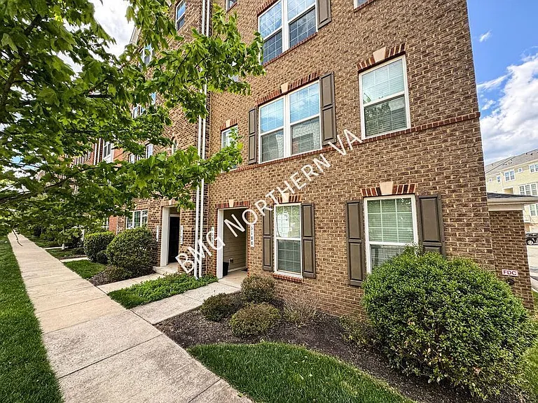 3190 Yeager Dr — Photo 2