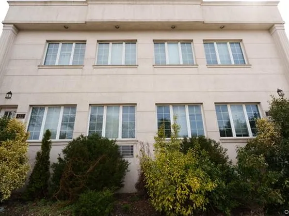 450 E Park Ave APT 4, Long Beach, NY 11561