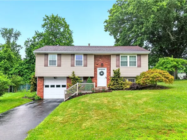 221 Navaho Dr, Greensburg, PA 15601