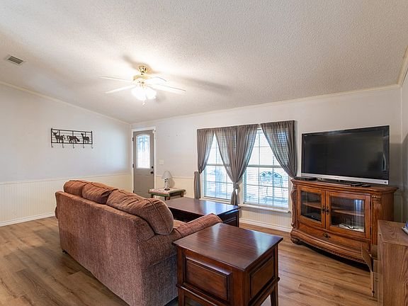 4th image of 102 Kathy Dr