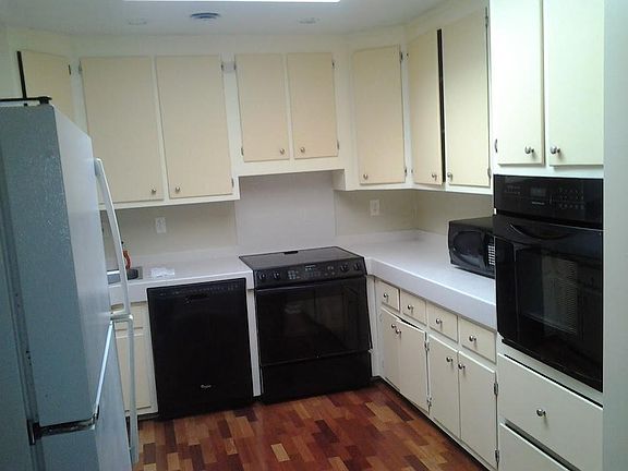 Kitchen with 2 ovens and lots of storage
