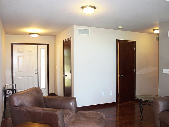 4th image of 295 Woodfield Dr