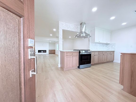 5th image of 576 Oleander Avenue