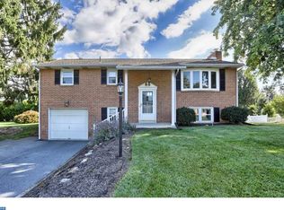 10 Hilltop Dr, Ephrata, PA 17522