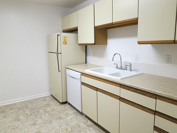 5th image of 626 Balfour Rd