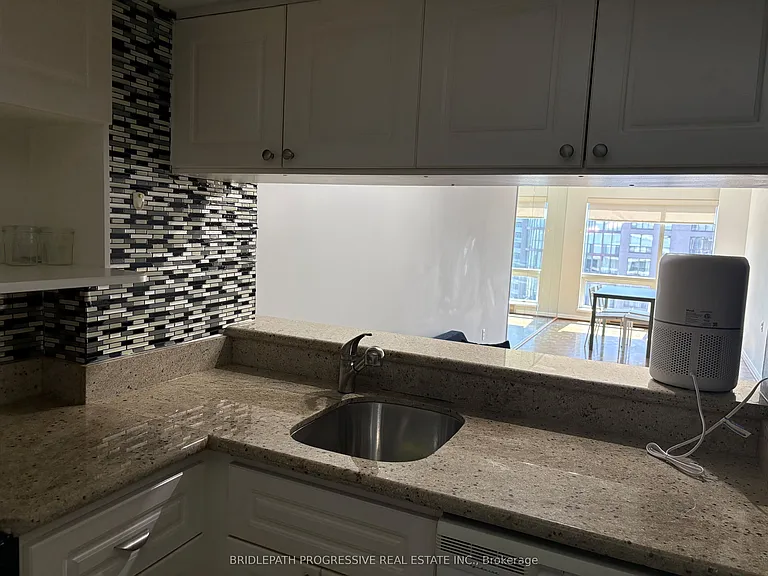 1001 Bay St E #2410 — Photo 4