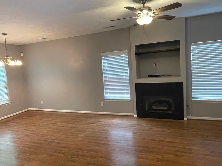 109 N Gum Ave — Photo 2