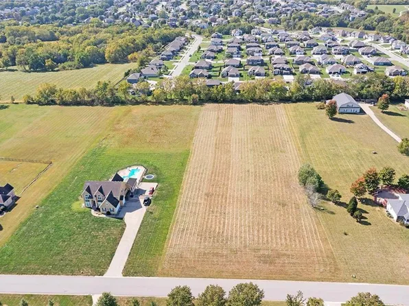 10810 Wildflower Dr, Lees Summit, MO 64086