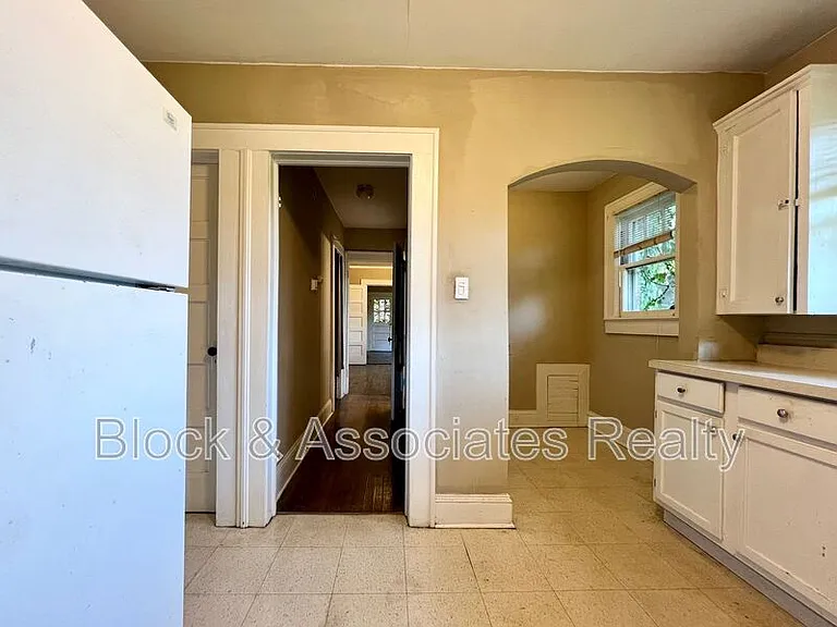 120 S Poplar St — Photo 6