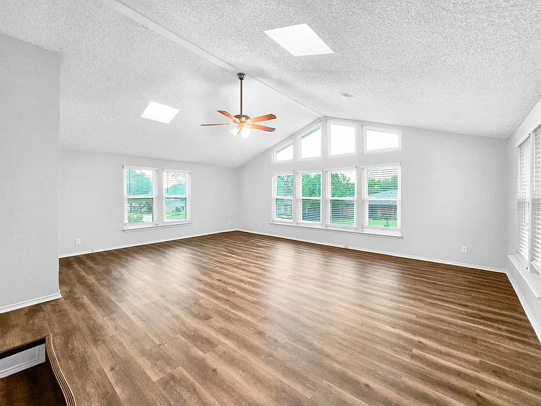 408 Cavender Ct — Photo 8