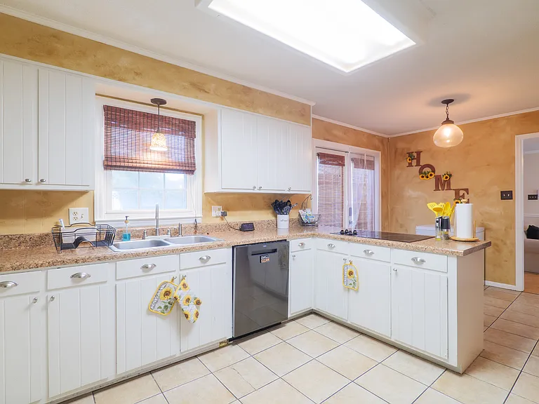 2114 Jerry Jones Dr — Photo 5