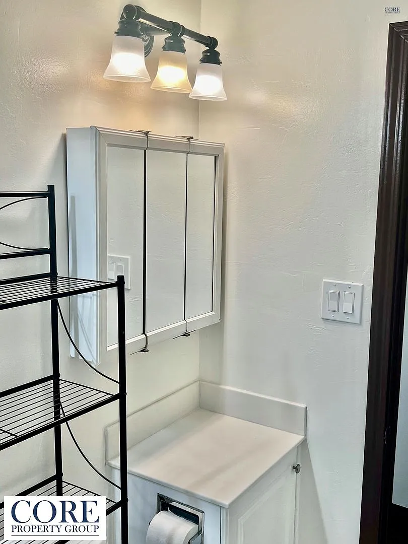 Hidden Gem with Views! 2 bedroom, 1 bathroom — Photo 2