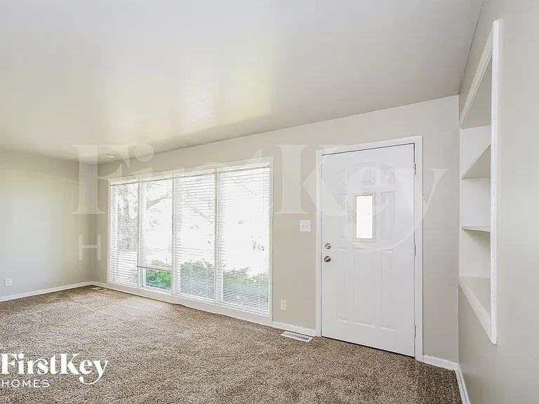 505 Vista Dr — Photo 3