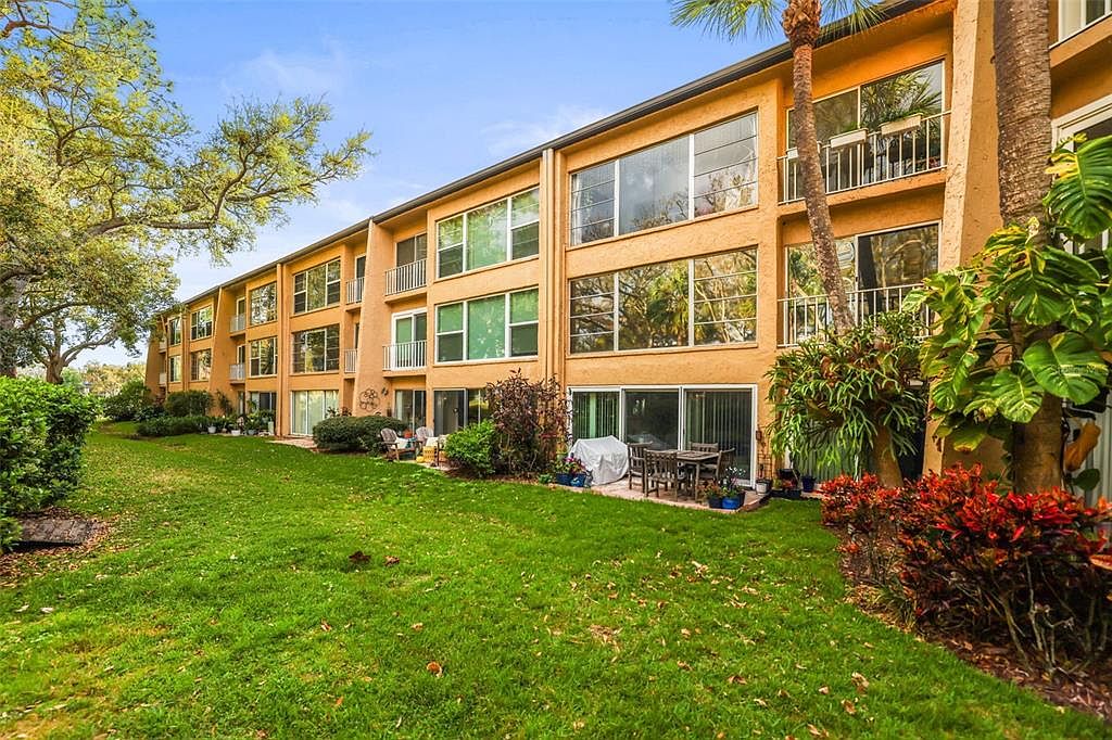 225 Country Club Dr APT D237