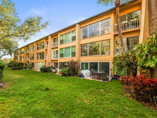 225 Country Club Dr APT D237, Largo, FL 33771