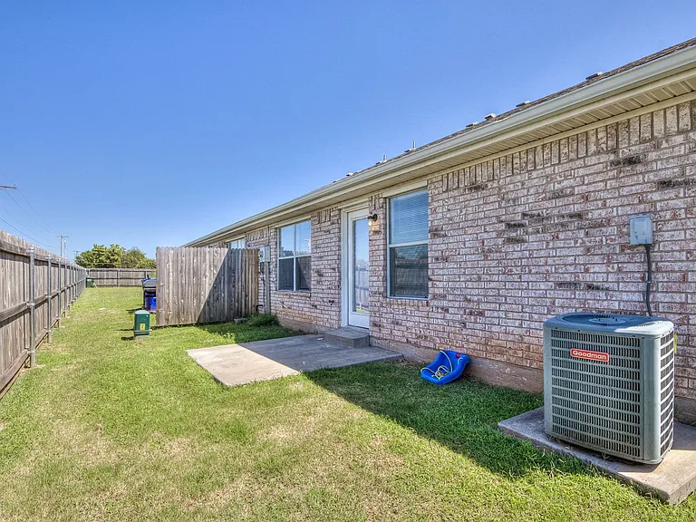 1640 High Cir — Photo 12