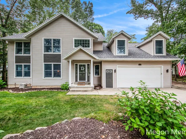 5796 Rollaway Dr NE, Comstock Park, MI 49321