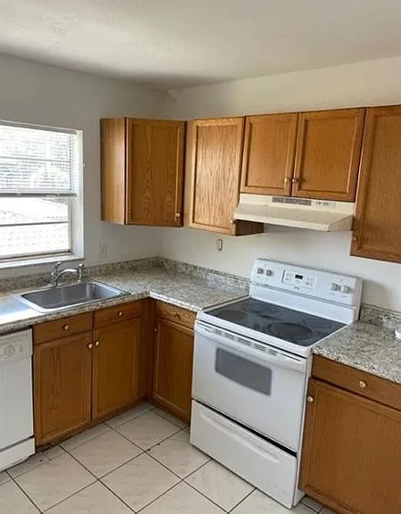 8502 NW 35th St #6 — Photo 2