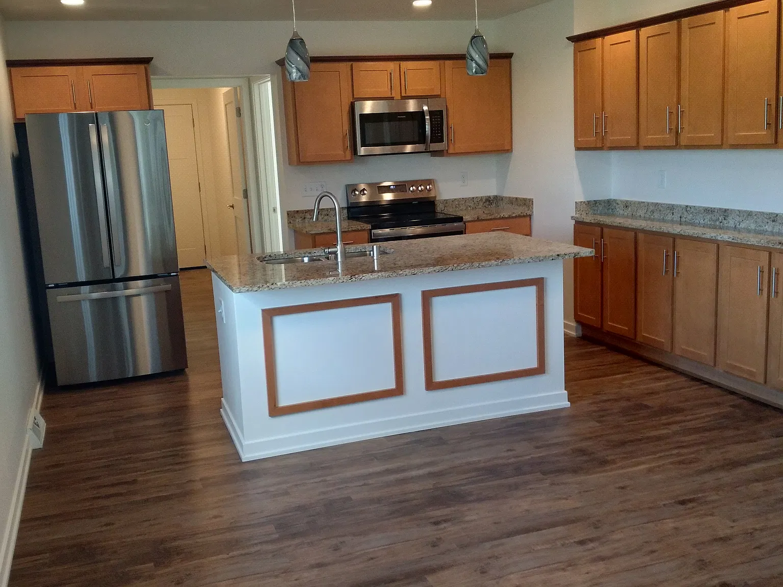 4 bed, 2400 sqft, $3,995 — Photo 2