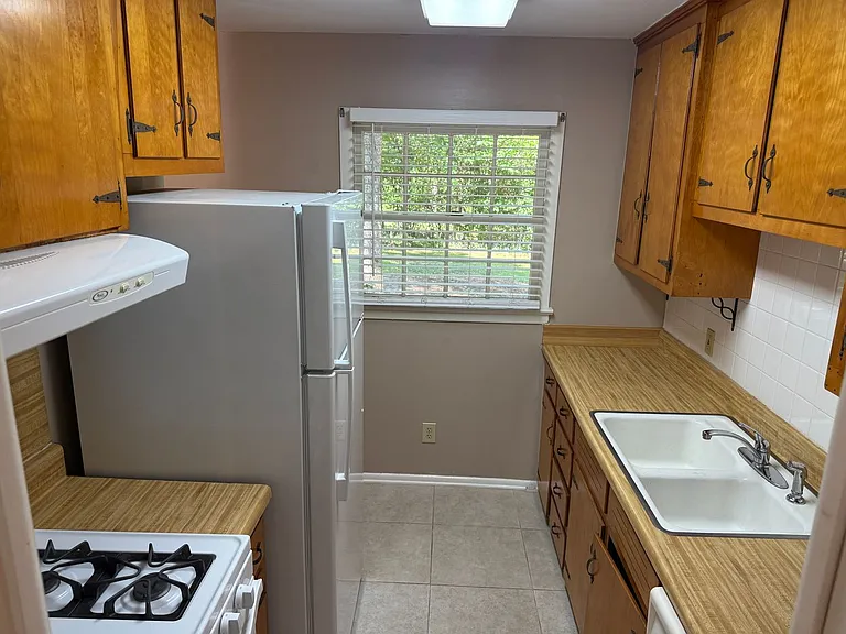 591 E University Dr — Photo 11