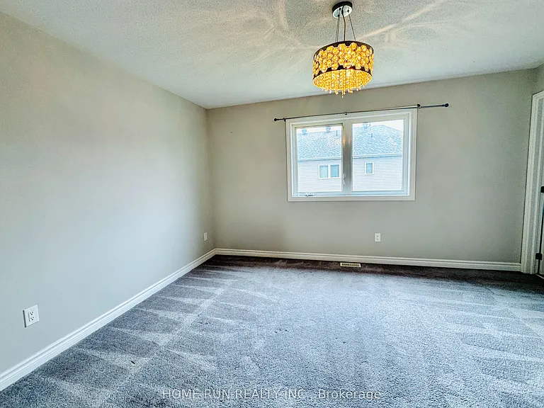 621 Lauraleaf Cres — Photo 12