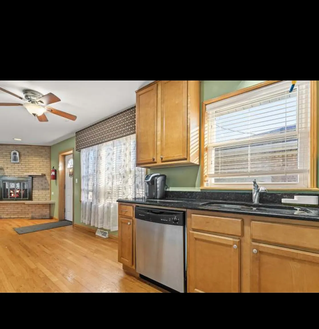 4 bed, 2.5 bath, 2812 sqft, $3,600 — Photo 4