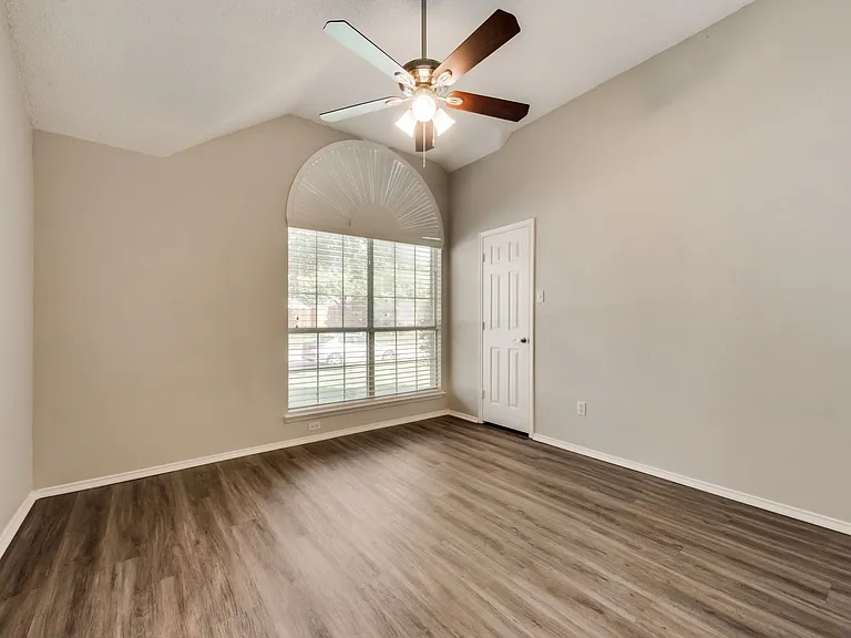 806 Ashley Ln — Photo 12