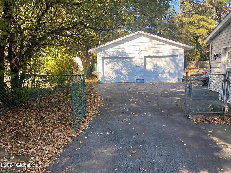 3rd image of 13 Fawn Drive