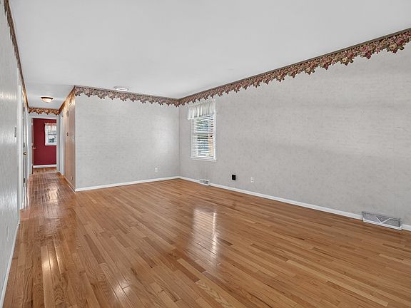 3rd image of 1204 Searle Dr