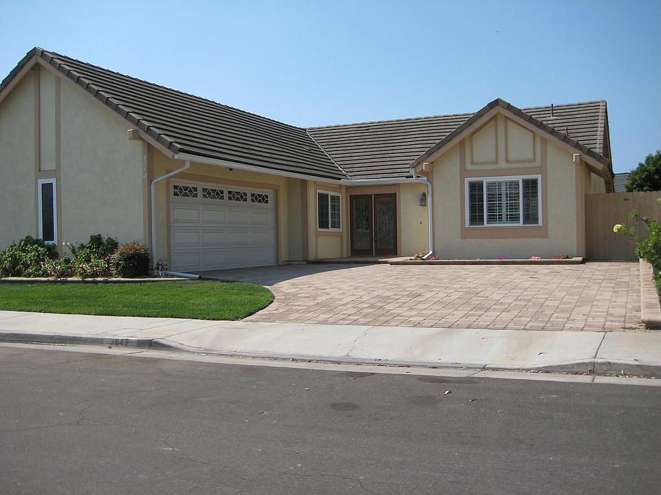 interlocking pavers in driveway and entry