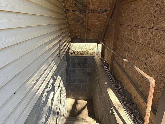 4th image of 308 E 11th St