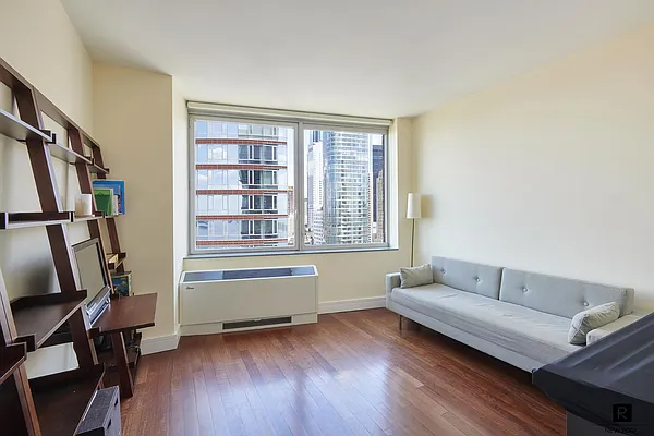 Sold by R New York | media 5