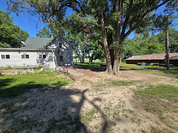 4th image of 1405 Redwood Rd