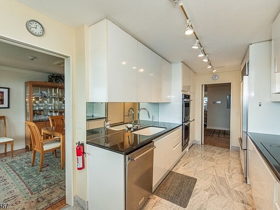 3rd image of 2 Claridge Dr #8HW