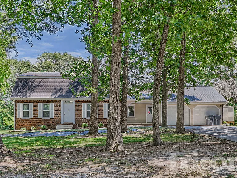130 Southwood Ct — Photo 1