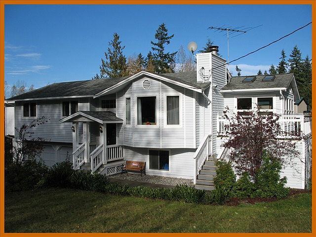 Great curb appeal.  Newly repainted exterior.